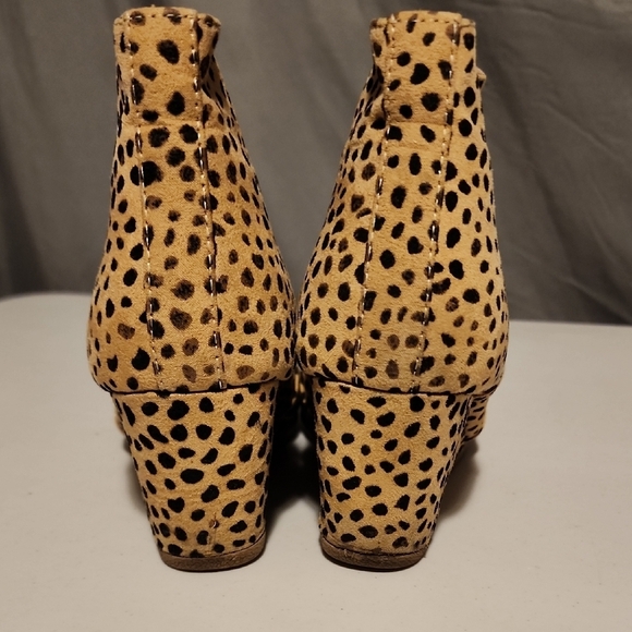 Tan and Black Ankle Boots with V-Shaped Elastic - Picture 3 of 8